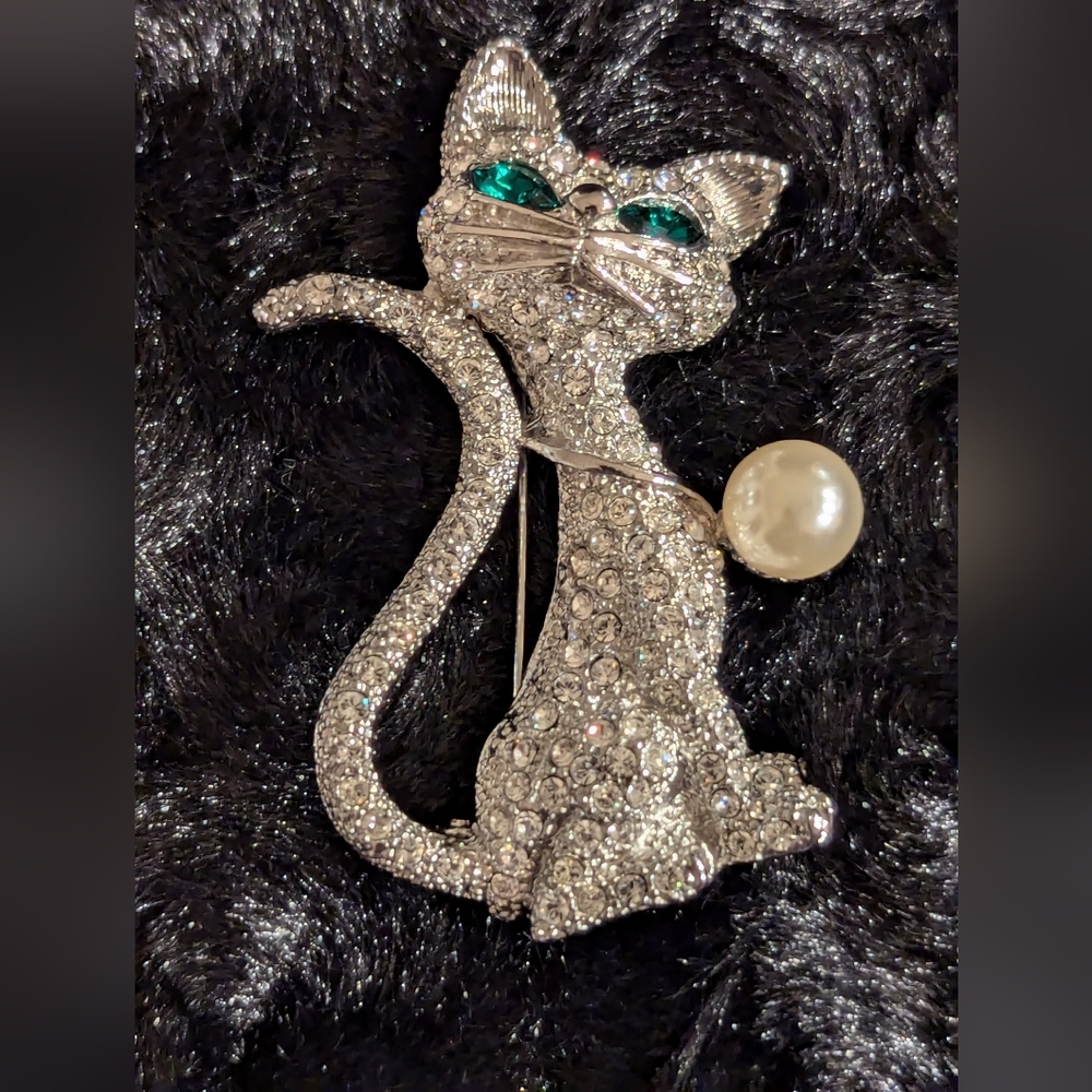 Vintage Cat Brooch with a Pearl Neckace